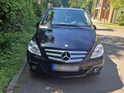 Schwarz Gebraucht 2011 Mercedes B180 Van / Kleinbus | 4.799 €