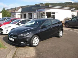 Zilina schwarz Gebraucht 2023 Kia Ceed Edition 7 Limousine | 18.190 € (Guter Preis)