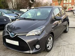 Grau Gebraucht 2014 Toyota Yaris Hybrid Comfort Limousine | 10.799 € (Teuer)