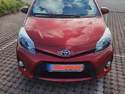 Rot Gebraucht 2013 Toyota Yaris Hybrid Club Kleinwagen | 9.900 € (Fairer Preis)