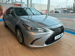 Silber Gebraucht 2023 Lexus ES300H Limousine | 29.900 € (Teuer)