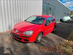Rot Gebraucht 2005 VW Golf V Kleinwagen | 650 € (Superpreis)