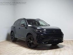 Schwarz schwarz (deep black perleffek) metallic Gebraucht 2024 VW Tiguan R-line SUV | 43.990 € (Guter Preis)