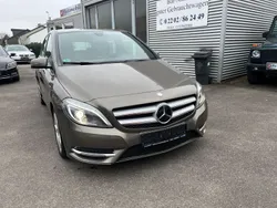 Grau Gebraucht 2012 Mercedes B180 Van / Kleinbus | 10.899 € (Fairer Preis)