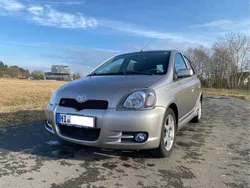 Grau Gebraucht 2002 Toyota Yaris Limousine | 2.190 € (Fairer Preis)