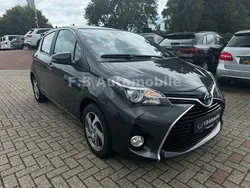 Grau Gebraucht 2017 Toyota Yaris Hybrid Edition-S Limousine | 12.799 € (Guter Preis)