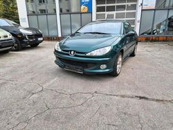 Grün Gebraucht 2006 Peugeot 206 CC Roland Garros Cabrio | 1.950 € (Etwas zu teuer)