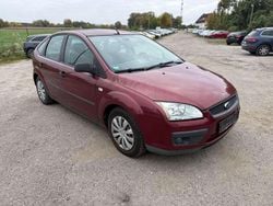 Rot Gebraucht 2005 Ford Focus Trend Limousine | 399 € (Superpreis)