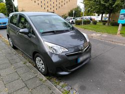 Grau Gebraucht 2011 Toyota Verso-S Van / Kleinbus | 6.750 € (Fairer Preis)