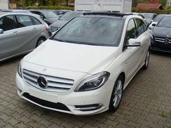 Weiß Gebraucht 2012 Mercedes B200 Van / Kleinbus | 14.990 € (Fairer Preis)