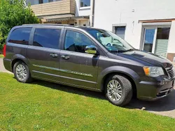 Grau Gebraucht 2016 Chrysler Town & Country Van / Kleinbus | 16.200 €