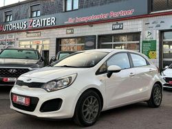 Weiß Gebraucht 2013 Kia Rio Attract Limousine | 5.990 € (Fairer Preis)