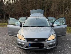 Grau Gebraucht 2005 Ford Focus Limousine | 1.900 € (Fairer Preis)