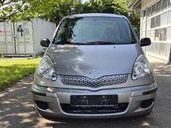 Grau Gebraucht 2004 Toyota Yaris Kombi | 2.900 €