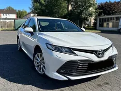 Weiß Gebraucht 2019 Toyota Camry Limousine | 23.800 €