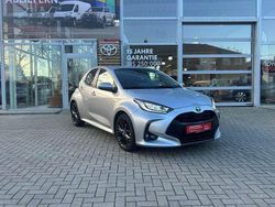 Shimmering silver metallic Gebraucht 2023 Toyota Yaris Hybrid Team Kleinwagen | 18.775 € (Guter Preis)