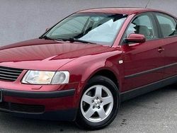 Rot Gebraucht 1996 VW Passat Basis Limousine | 8.000 €