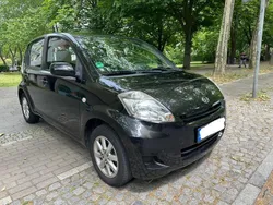 Schwarz Gebraucht 2010 Daihatsu Sirion Kleinwagen | 1.999 €