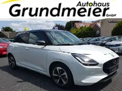 Pure white pearl metallic / gr Gebraucht 2024 Suzuki Swift Comfort+ Kleinwagen | 20.995 € (Teuer)
