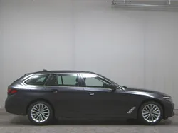 Grau Gebraucht 2022 BMW 530 Kombi | 23.680 €