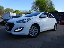 Weiß Gebraucht 2016 Hyundai i30 Classic Limousine | 7.190 € (Fairer Preis)