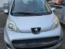 Grau Gebraucht 2009 Peugeot 107 Kleinwagen | 2.800 € (Fairer Preis)