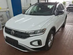 Pure white (metallic) Gebraucht 2024 VW T-Roc Life SUV | 27.445 € (Fairer Preis)