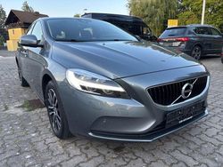 Grau Gebraucht 2017 Volvo V40 Momentum Kombi | 12.999 € (Fairer Preis)