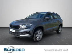 Graphitegrau metallic (metallic) Gebraucht 2024 Skoda Karoq Selection SUV | 30.880 € (Guter Preis)