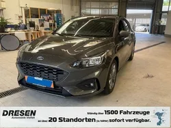 Grau Gebraucht 2021 Ford Focus ST-Line Limousine | 21.480 € (Fairer Preis)
