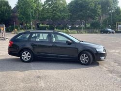 Schwarz Gebraucht 2013 Skoda Octavia Ambition Kombi | 7.299 € (Fairer Preis)