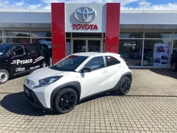 Schneeweiß Gebraucht 2023 Toyota Aygo X-play Kleinwagen | 15.880 € (Fairer Preis)