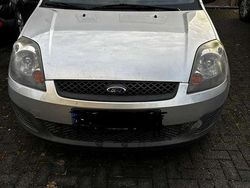 Grau Gebraucht 2006 Ford Fiesta Limousine | 1.200 € (Fairer Preis)