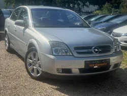 Grau Gebraucht 2004 Opel Vectra Edition Limousine | 3.990 € (Etwas zu teuer)