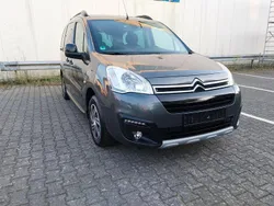 Grau Gebraucht 2016 Citroën Berlingo XTR Van / Kleinbus | 8.399 € (Fairer Preis)