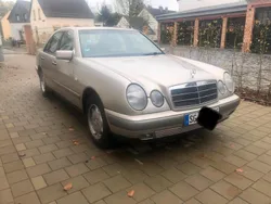 Gold Gebraucht 1996 Mercedes E230 Elegance Limousine | 4.650 € (Etwas zu teuer)