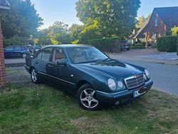 Grün Gebraucht 1998 Mercedes E200 Limousine | 2.000 €