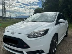 Weiß Gebraucht 2013 Ford Focus Sport Limousine | 7.999 € (Guter Preis)