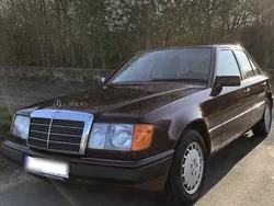 Rot Gebraucht 1990 Mercedes E230 Limousine | 8.950 €