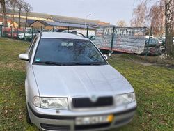 Grau Gebraucht 2002 Skoda Octavia Limousine | 2.700 €