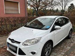 Weiß Gebraucht 2013 Ford Focus Limousine | 3.800 €