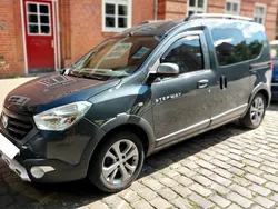 Grau Gebraucht 2017 Dacia Dokker Stepway Van | 11.850 € (Fairer Preis)
