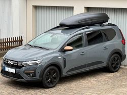 Grau Gebraucht 2023 Dacia Jogger Extreme Van / Kleinbus | 22.000 € (Teuer)