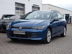 Blau Gebraucht 2024 VW Golf VIII Life Kombi | 29.990 € (Etwas zu teuer)