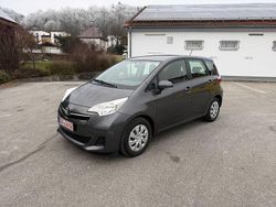 Grau Gebraucht 2013 Toyota Verso-S Life Van / Kleinbus | 6.999 € (Guter Preis)