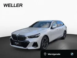 Mineralweiß (weiß) Gebraucht 2024 BMW 520 M Sport Kombi | 49.350 € (Fairer Preis)