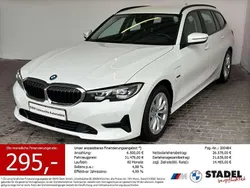 Alpinweiss uni Gebraucht 2022 BMW 320e Advantage Kombi | 25.444 € (Superpreis)