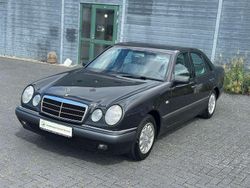 Schwarz Gebraucht 1996 Mercedes E200 Avantgarde Limousine | 2.700 € (Guter Preis)
