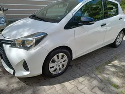 Weiß Gebraucht 2015 Toyota Yaris Cool Limousine | 6.190 € (Etwas zu teuer)