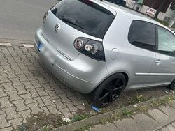 Grau Gebraucht 2005 VW Golf V Kleinwagen | 900 €